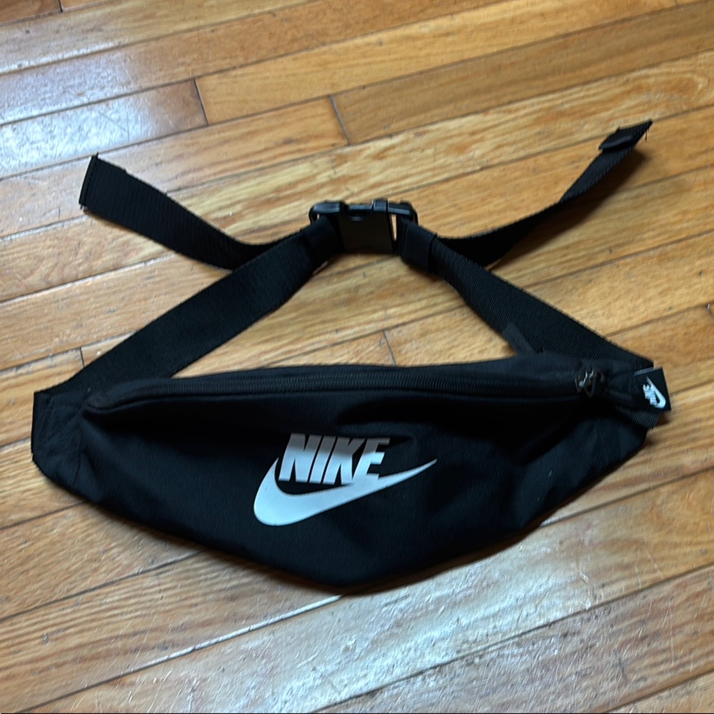 Nike Black Belt Bag Sleek Modern Design